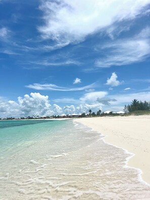 Beach nearby, sun-loungers, beach towels - STEPS AWAY FROM BEACH and MARINA! 2-bedroom villa with WiFi, AC in Treasure Cay! (Treasure Cay)