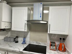 Apartment | Private kitchen | Fridge, microwave, oven, stovetop - 4 Guests - 10min Airport - N E C - Jaguar (Solihull)