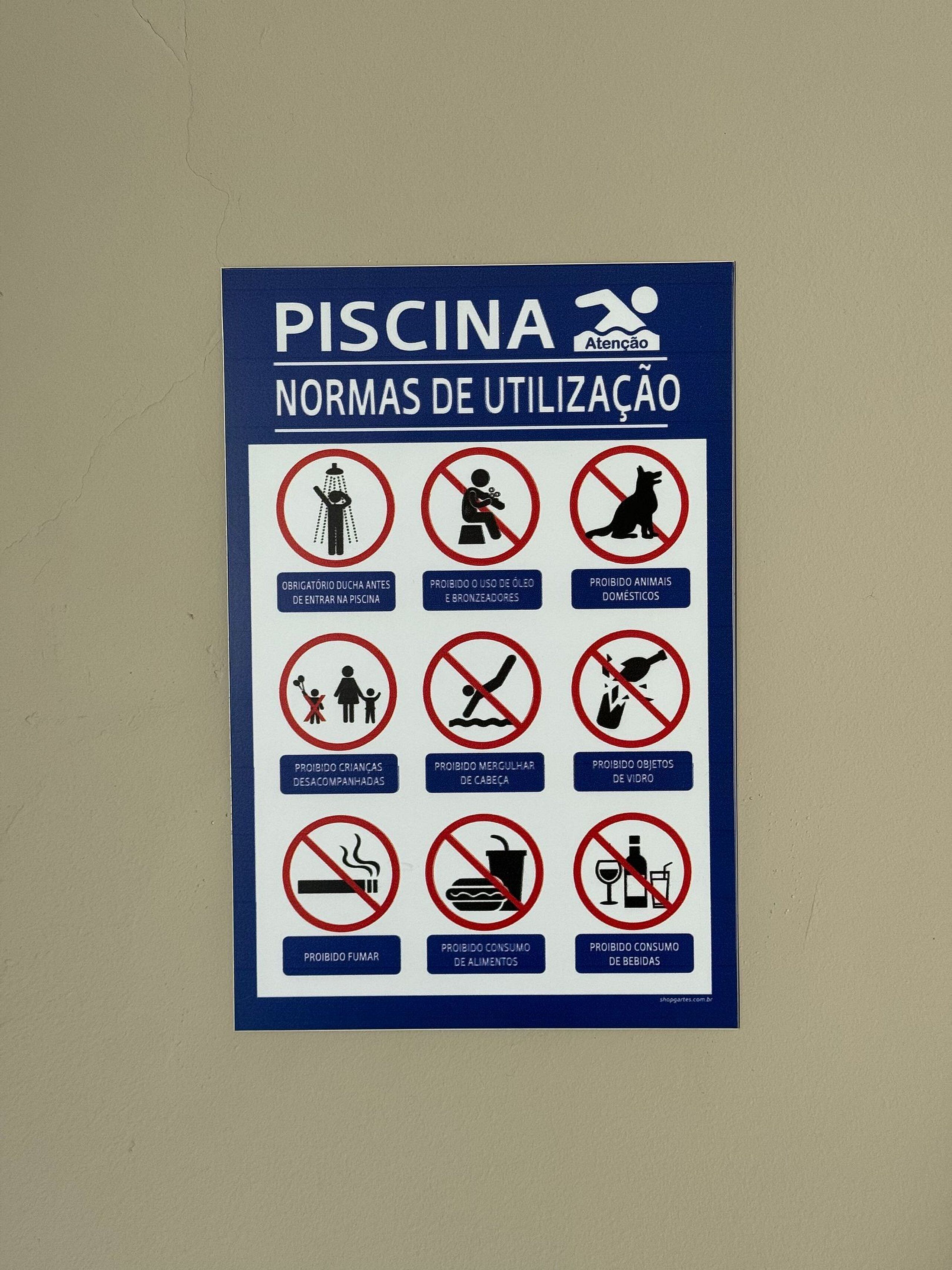 Un panneau indiquant les règles d’utilisation de la piscine.