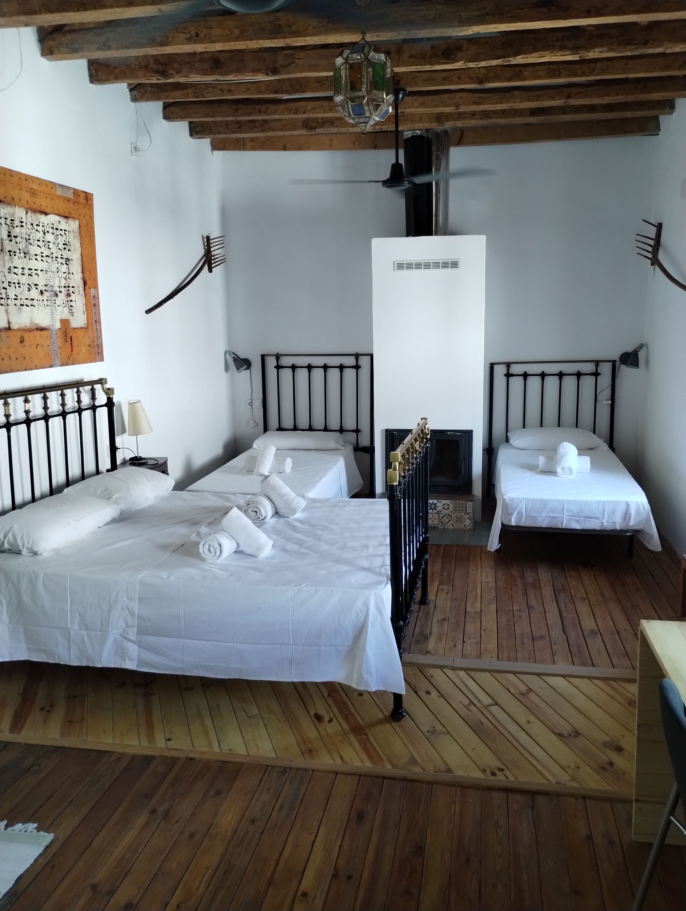 3 slaapkamers, een kluis op de kamer, een bureau, beddengoed