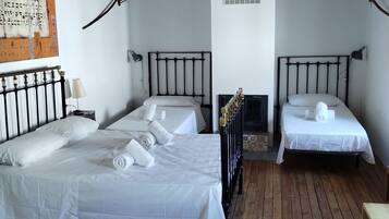 3 slaapkamers, een kluis op de kamer, een bureau, beddengoed