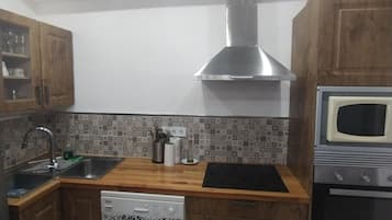 Een koelkast, een microgolfoven, een oven, een kookplaat