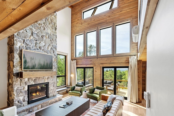 Una Smart TV, una chimenea, videojuegos, un reproductor estéreo