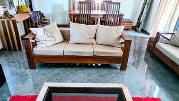 Appartement Confort, vue jardin | Coin séjour