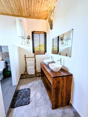 Comfort Apartment, 2 Bedrooms, Sea View, Garden Area | Bathroom
