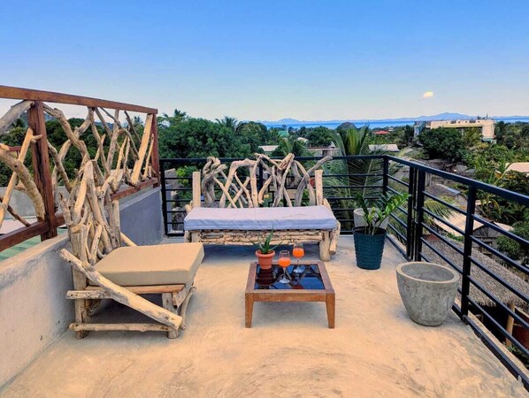 舒适公寓, 2 间卧室, 海景, 花园 | 客房内用餐