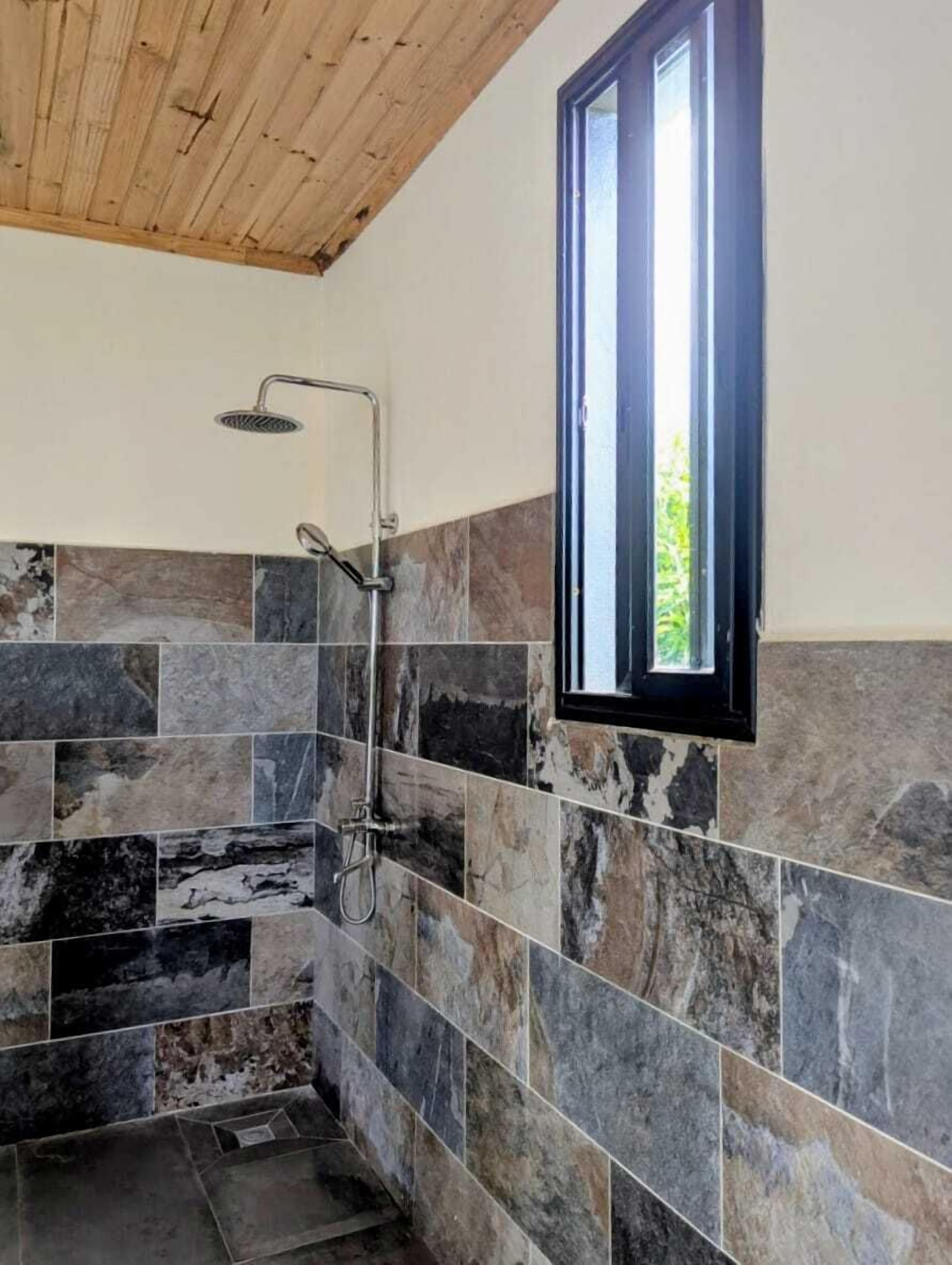 Apartamento conforto, 2 quartos, vista para o mar, no jardim | Banheiro | Chuveiro, toalhas de banho, sabonete, papel higiênico