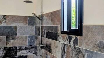 Apartamento conforto, 2 quartos, vista para o mar, no jardim | Banheiro | Chuveiro, toalhas de banho, sabonete, papel higiênico