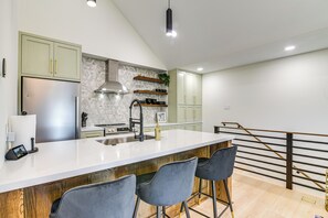 Fridge, microwave, oven, stovetop - Walk to Shops & Eats! Couples Retreat in Galveston (Galveston)