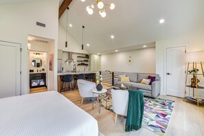 Desk, iron/ironing board, travel cot, WiFi - Walk to Shops & Eats! Couples Retreat in Galveston (Galveston)