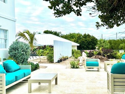 Juba Sound Retreat Apt#2
Peaceful beautiful 2-bedroom apartment in TCI & Pool. 