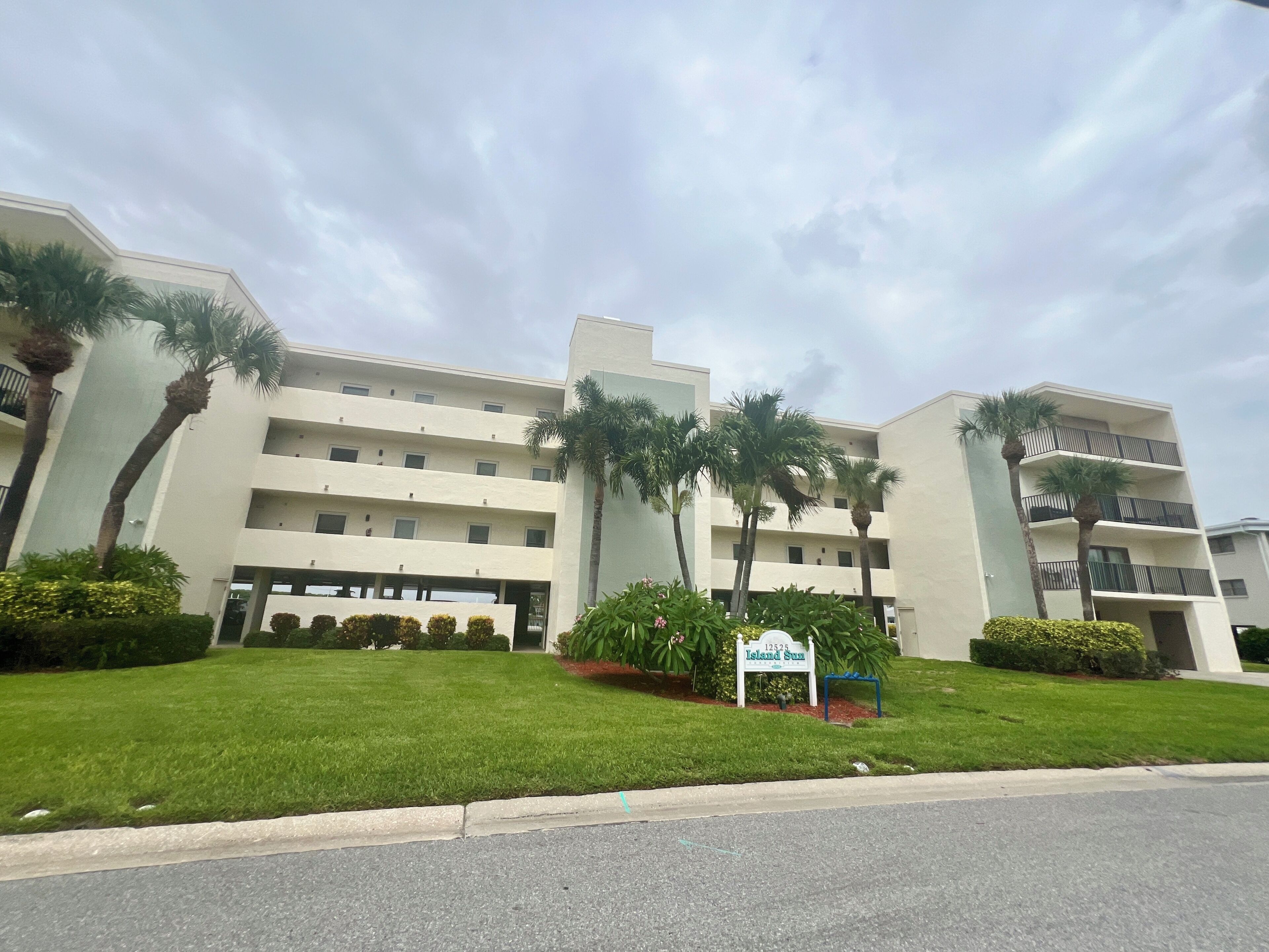 Beautifully renovated waterfront owners unit!