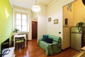 Classic Apartment | Living area | 32-inch flat-screen TV with digital channels - notaMi - Dimora del vecchio Principe (Milan)