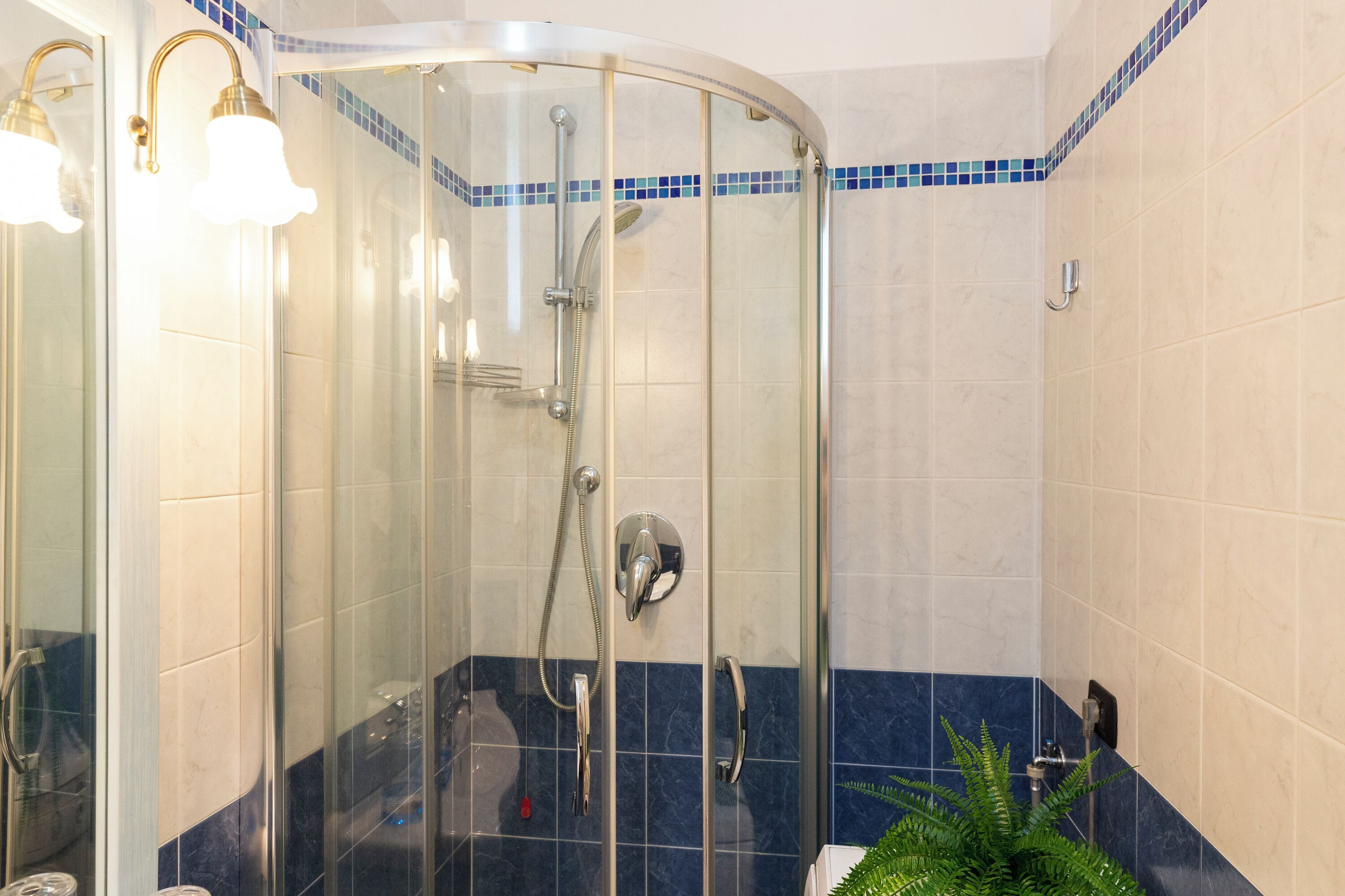 Apartamento clásico | Baño | Ducha, artículos de higiene personal gratuitos y secador de pelo