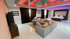 Cofres nos quartos, cortinas blackout, Wi-Fi de cortesia