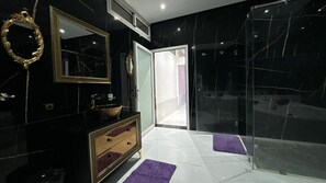 Cofres nos quartos, cortinas blackout, Wi-Fi de cortesia