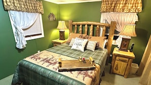 Un dormitorio con cama, dos mesitas de noche, una lámpara, cómoda y ventana con cortinas.