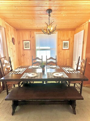 Dining - ♥ Downtown Cabin Oasis, hot tub, fireplace, AC, WD, walk to town, 5 mins to RMNP (Estes Park)
