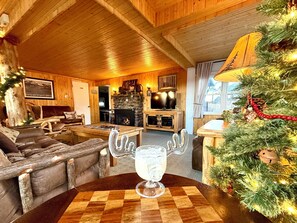Smart TV, fireplace, DVD player, books - ♥ Downtown Cabin Oasis, hot tub, fireplace, AC, WD, walk to town, 5 mins to RMNP (Estes Park)