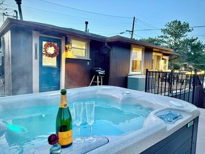 Outdoor spa tub - ♥ Downtown Cabin Oasis, hot tub, fireplace, AC, WD, walk to town, 5 mins to RMNP (Estes Park)