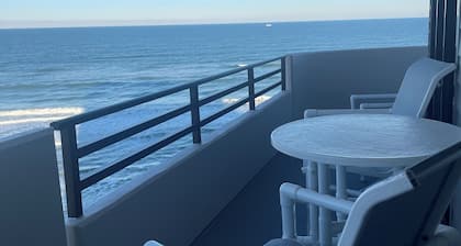Beautiful 3bd/2ba 8th floor condo with spectacular views in Daytona Beach!