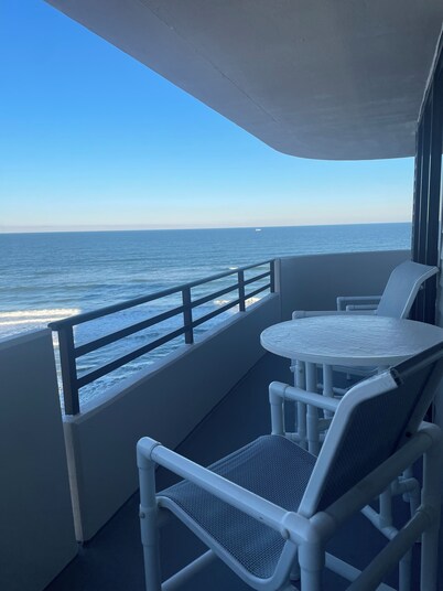 Beautiful 3bd/2ba 8th floor condo with spectacular views in Daytona Beach!
