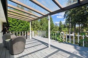 Terrace/patio - Charming 2-bedroom house in wonderful Burien with 500mbps  speed WiFi, (Burien)