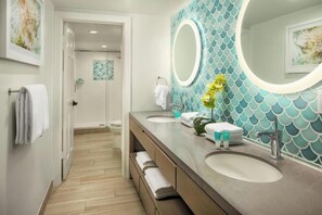 Shower, hair dryer, towels, soap - Hyatt resort 2-bdr 2 bath Duvale St in Key West  with kitchen washer/dryer pool (Key West)