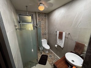 Secadora de cabello, toallas, jabón, papel de baño 