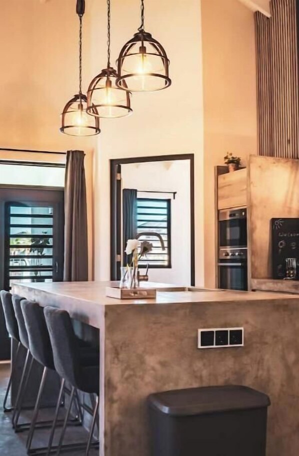 冰箱、微波炉、烤箱、炉灶