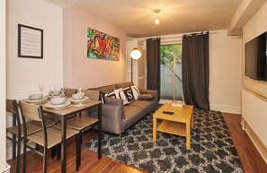 Smart TV, books - The Cosy Nook  (Brighton and Hove)