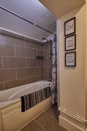 Hair dryer, towels, soap, shampoo - The Cosy Nook  (Brighton and Hove)