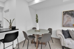 Dining - Luxury Unit Windsor (4-plex) 5 minutes to Ambassador Bridge (Windsor)