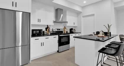 Luxury Unit Windsor (4-plex) 5 minutes to Ambassador Bridge
