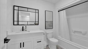 Sèche-cheveux, serviettes fournies, savon, shampoing