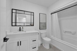 Sèche-cheveux, serviettes fournies, savon, shampoing