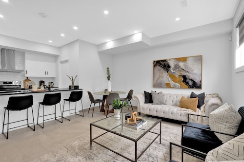 Luxury Unit Windsor (4-plex) 5 minutes to Ambassador Bridge