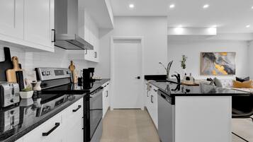 Réfrigérateur, micro-ondes, four, plaque de cuisson