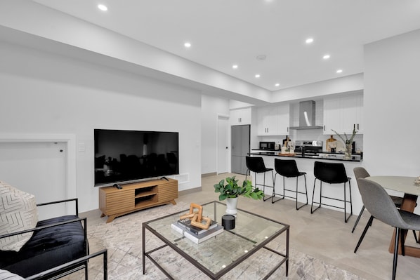 Smart TV - Luxury Unit Windsor (4-plex) 5 minutes to Ambassador Bridge (Windsor)