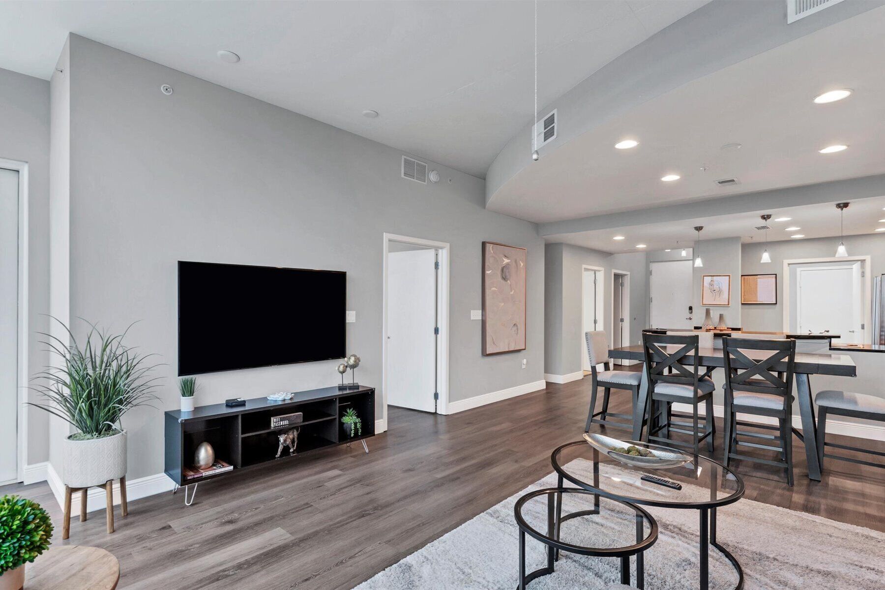 Cozy 2-bedroom apartment in downtown Orlando with free parking