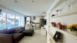 Apartment, 2 Schlafzimmer, barrierefrei, Balkon | Wohnbereich | Bücher