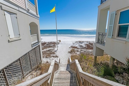 Beach. Beautiful 4-br 3 king beds, 20 seconds to beach, community pool