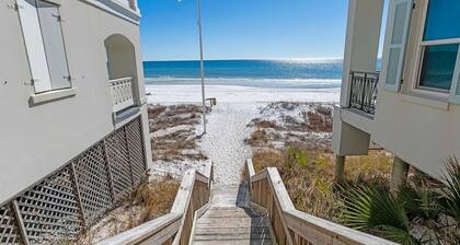 Beautiful 4-br 3 king beds, 20 seconds to beach, community pool