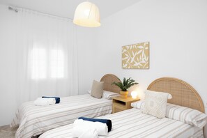 4 slaapkamers, een bureau, een strijkplank/strijkijzer, gratis wifi