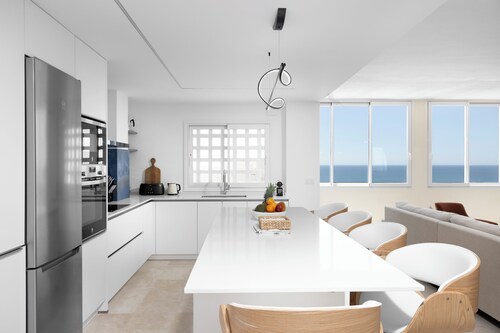 Stunning Marina Seaview Penthouse with 4 bedrooms, WiFi, AC, and parking