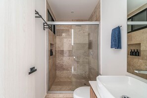 Sèche-cheveux, serviettes fournies, papier toilette