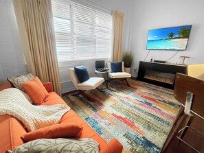 Smart TV, chimenea y libros 