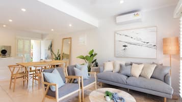 Fernseher, Bücher, Stereoanlage