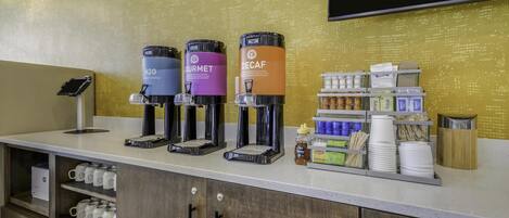 En kaffestation med tre dispensere mærket H2O, AIRMET og DECAF.