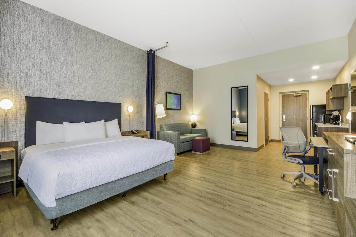 Studio, 1 King Bed, Accessible (3x3 Shower) | Living area